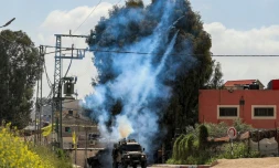 Tirs de gaz lacrymogÚne depuis un véhicule militaire israélien prÚs du camp palestinien de Jénine, le 9 avril 2022 en Cisjordanie