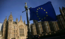 Le drapeau européen flotte devant le Parlement à Londres, le 18 décembre 2017