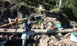 Un survivant du tremblement de terre récupère des affaires dans les ruines de sa maison, dans le district de Shangla dans le nord du Pakistan, le 28 octobre 2015