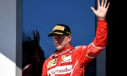 Le pilote de F1 finlandais Kimi Räikkönen (Ferrari) pose sur la 2e place du podium à l'issue du GP de Hongrie, le 30 juillet 2017 à Budapest