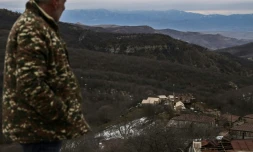 Un habitant du village de Shurnukh, en Arménie, regarde une installation de l'armée d'Azerbaïdjan le 4 mars 2021