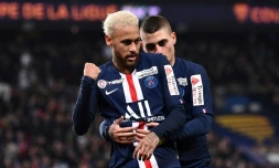 Neymar (g) et Marco Verrati se congratulent après un des six buts du PSG contre Saint-Etienne en quarts de la Coupe de la Ligue au Parc des Princes, le 8 janvier 2020
