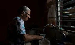 Clementina Espinoza, 92 ans, fait la vaisselle chez elle à Nicoya au nord-ouest de San José, le 27 août 2021