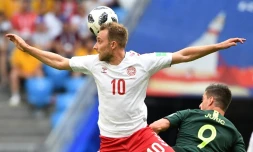 Le Danois Christian Eriksen (g) et l'Australien Tomi Juric à la lutte, le 21 juin 2018 à Samara 