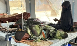 Des malades du choléra reçoivent des soins dans un centre spécialisé des camps de réfugiés de l'ouest du Soudan, à Tawila le 12 août 2025
