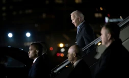 Le président américain Joe Biden à son arrivée à l'aéroport de Varsovie le 25 mars 2022