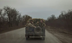 Des soldats ukrainiens à l'arriÚre d'un véhicule militaire sur une route prÚs de Tchassiv Iar, dans la région de Donetsk, le 2 avril 2024