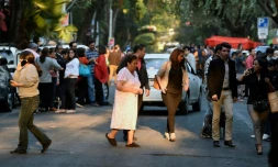 Les habitants dans les rues de Mexico City, le 16 février 2018, après qu'un puissant séisme, évalué à 7.0 de magnitude, ait secoué la ville