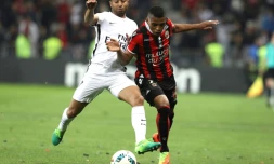 Le milieu du PSG Lucas Mourra (g) à la lutte avec le défenseur de Nice Dalbert Henrique à l'Allianz Riviera, le 30 avril 2017