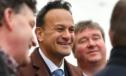 Le Premier ministre irlandais Leo Varadkar (2è g) lors de sa campagne électorale à Ennis (comté de Clare), le 7 février 2020