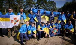 Des prisonniers de guerre ukrainiens après un échange dans un lieu tenu secret en Ukraine; sur une photo publiée par le service de presse présidentiel ukrainien le 14 septembre 2024 