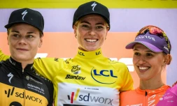 La Néerlandaise Demi Vollering (c), victorieuse du Tour de France, devant la Belge Lotte Kopecky (g) et la Polonaise Katarzyna Niewiadoma, le 30 juillet 2023 à Pau