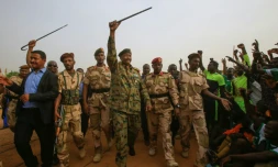 Le général Abdel Fattah al-Burhane, le chef du Conseil militaire au Soudan, accueilli par ses partisans dans la ville d'Omdourman prÚs de Khartoum, le 29 juin 2019