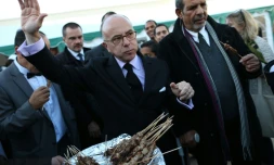 Le ministre de l'IntĂ©rieur Bernard Cazeneuve mange le mouton lors de l'AĂŻd el-Adha, la fĂȘte du sacrifice, Ă la mosquĂ©e de Cherbourg-Octeville le 24 septembre 2015