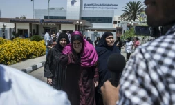 Des proches des passagers de l'Airbus A320 d'EgyptAir le 19 mai 2016 à l'aéroport du Caire