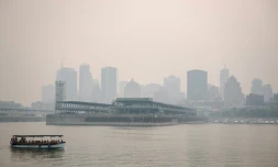 La ville de Montréal sous la fumée des feux de forêt, le 25 juin 2023