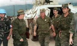 Le général serbe Ratko Mladic (c) à l'aéroport de Sarajavo, le 10 août 1993