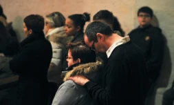 A SurgÚres, dans l'ouest de la France, le 12 février 2016, des gens assistent à une messe en hommage aux victimes d'un accident de car survenu la veille