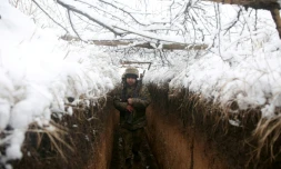 Un soldat ukrainien dans une tranchée du front avec les séparatistes pro-russes près de Svetlodarsk, dans la région de Donetsk, le 18 décembre 2021