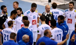 L'équipe de France à l'issue de sa défaite en demi-finales du Mondial face au Danemark, à Hambourg, le 25 janvier 2019
