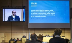 Luis Vayas Valdivieso, ambassadeur d'Equateur en Grande-Bretagne, qui préside les négociations onusiennes en vue d'établir un traité international contre la pollution plastique, photographié le 5 août 2025, à l'ouverture de la dernière séquence de discussions
