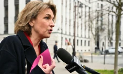 La responsable  du syndicat CFDT Marylise Léon s'adresse à la presse à son arrivée pour une réunion avec le Premier ministre français et les syndicats au ministère du Travail, à Paris, le 17 janvier 2025
