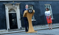 Le Premier ministre David Cameron et sa femme Samantha devant le 10 downing street à LOndres le 24 juin 2016