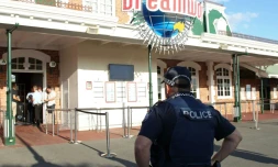 Un policier australien devant l'entrée du parc d'attractions Dreamworld sur la Gold Coast australienne où quatre personnes sont mortes dans un accident, le 25 octobre 2016