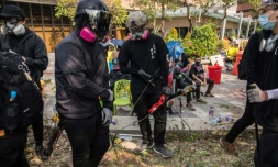 Un manifestant avec un arc et une flÚche devant l'université polytechnique de Hong Kong, le 14 novembre 2019