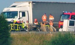 Les secours sur le site d'un accident mortel provoqué par un barrage de migrants, le 20 juin 2017 sur l'autoroute A16 à hauteur de Guemps, à 15 km à l'est de Calais
