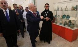 La ministre émiratie de la Culture Noura al-Kaabi (D) et son homologue irakien Fariad Rawanduzi (C) au Musée national de Bagdad, le 23 avril 2018