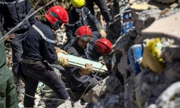 Des sauveteurs marocains et espagnols fouillent les décombres d'une maison détruite par le séisme dans le village de Talat N'Yacoub, au Maroc, le 11 septembre 2023