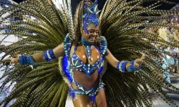 La danseuse Pamela Monteiro de l'école de samba de Portela lors du défilé du carnaval au sambodrome de Rio de Janeiro, le 23 avril 2022