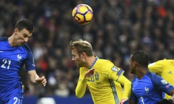 Duel aérien entre le défenseur français Laurent Koscielny et le Suédois Ola Toivonen au Stade de France, le 11 novembre 2016