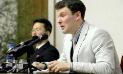 L'étudiant américain Otto Warmbier (au premier plan), sur une photo diffusée le 1er mars 2016 par l'agence officielle nord-coréenne KCNA