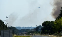 Des Canadair au-dessus d'un incendie à La Teste-de-Buch (Gironde), le 16 juillet 2022 