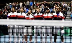 L'équipe de France de Coupe Davis et leur capitaine Yannick Noah chantent la Marseillaise avant la rencontre contre les Pays-Bas, le 4 février 2018 à Albertville