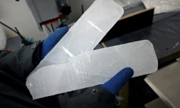Un scientifique manipule des carottes glaciaires antarctiques dans un laboratoire à Bruxelles, le 15 juillet 2025 en Belgique