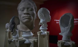 Des bustes d'anciens esclaves captifs du XIXe siĂšcle exposĂ©s au chĂąteau de Blois dans le cadre de l'exposition "Visages d'ancĂȘtres", le 25 septembre 2024 dans le Loir-et-Cher