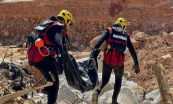 Des secouristes tunisiens évacuent le corps d'une victime des inondations à Derna, en Libye, le 15 septembre 2023