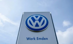Le logo du constructeur automobile allemand Volkswagen, le 20 mai 2022 à Emden, dans le nord de l'Allemagne
