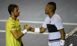 L'Australien Nick Kyrgios (d) serre la main du Suisse Stan Wawrinka après l'avoir battu  en quarts de finale au tournoi d'Acapulco, le 28 février 2019 