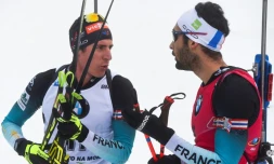 Martin Fourcade (d) parle avec Quentin Fillon Maillet à l'arrivée de la Mass Start de Nove Mesto en République tchèque, le 23 décembre 2018