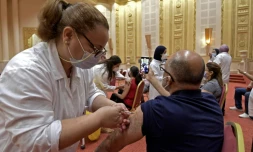 Des employés du secteur du tourisme reçoivent une injection de vaccin Pfizer-BioNTech contre le Covid-19, le 4 juin 2021 à Tunis