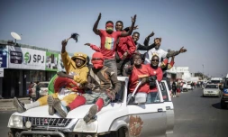 Les partisans du président élu Hakainde Hichilema célèbrent sa victoire à la présidentielle dans les rues de Lusaka, en Zambie, le 16 août 2021
