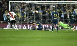 Le joueur de River Plate Lucas Pratto (g) buteur lors de la victoire face à Boca Juniors à Madrid lors de la finale retour de la Copa Libertadores le 9 décembre 2018