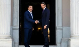 Le nouveau Premier ministre grec Kyriakos Mitsotakis (g) et son prédécesseur, Alexis Tsipras, se serrent la main aprÚs leur rencontre à la villa Maximos, le 8 juillet 2019 à AthÚnes
