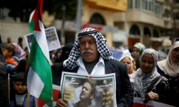 Un Palestinien tient la photo de Marwan Barghouthi, leader de la deuxième intifada condamné à la perpétuité, lors de la "Journée des prisonniers", le 16 avril 2015 à Gaza