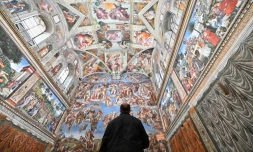 Un homme visite la chapelle Sixtine au musée du Vatican, le 1er février 2021