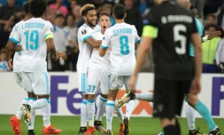La joie des Marseillais autour du jeune Maxime Lopez (C) auteur du but de la victoire sur Guimarães, le 19 octobre 2017 au Vélodrome